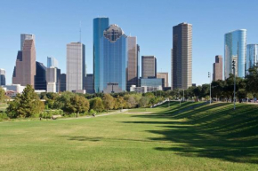 Stylish Downtown Houston Condo ~Pool~Gym